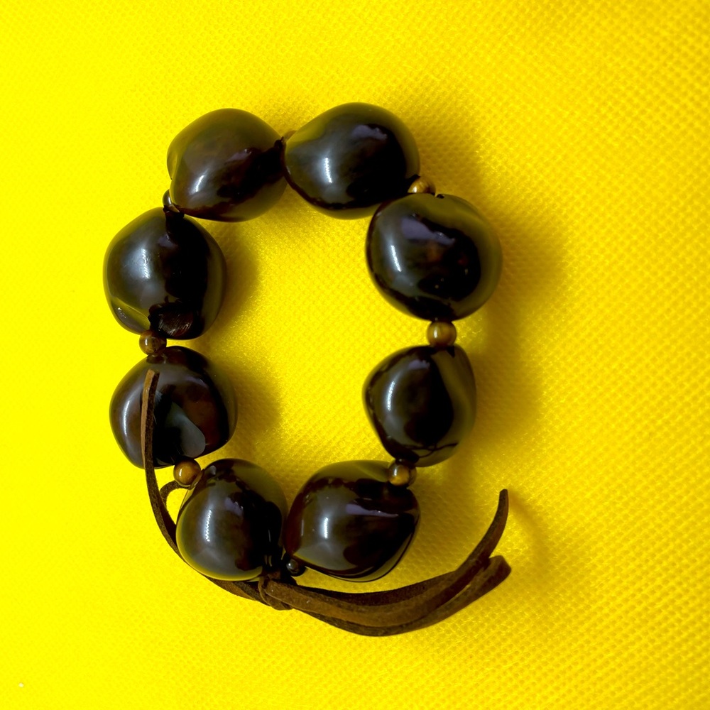 Hawaiian nut and tiger’s eye choker or bracelet.